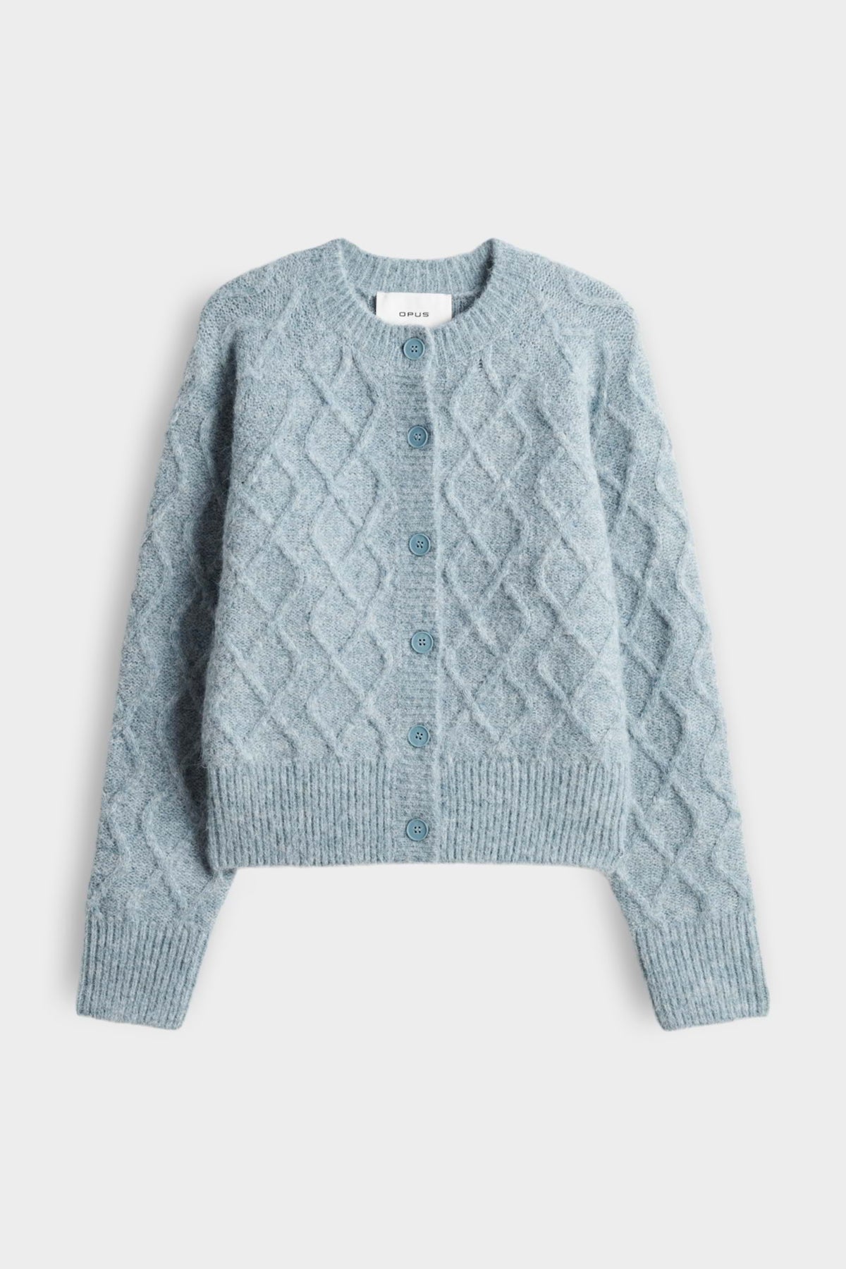 Donkere blauwgroene Opus Trui Dable Dusty Aqua met ronde hals en lange mouwen, gedragen door een model.