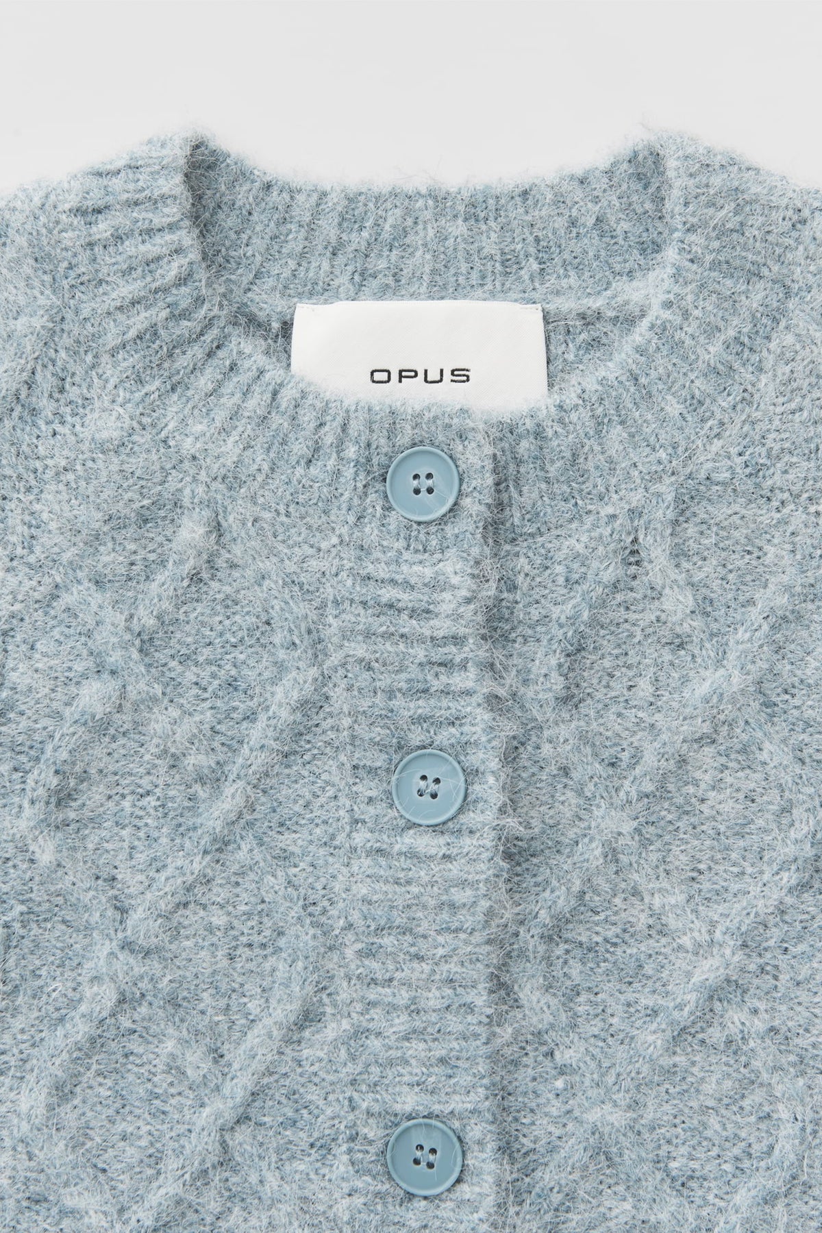 Donkerblauwe Opus Trui Dable Dusty Aqua met ronde hals en zachte stof, gedragen door een model op een witte achtergrond.