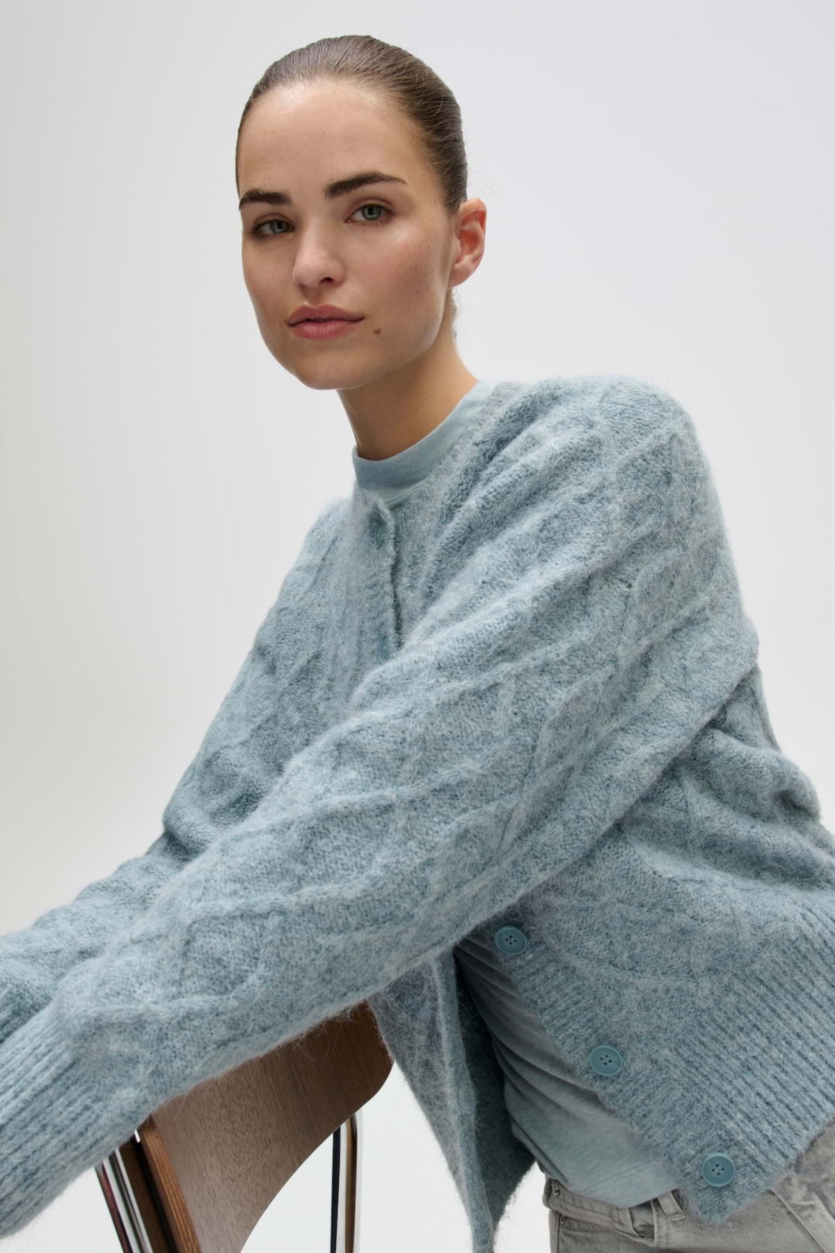 Lichte Dusty Aqua Trui Dable van Opus, gedragen door een model, met zachte stof en comfortabele pasvorm.