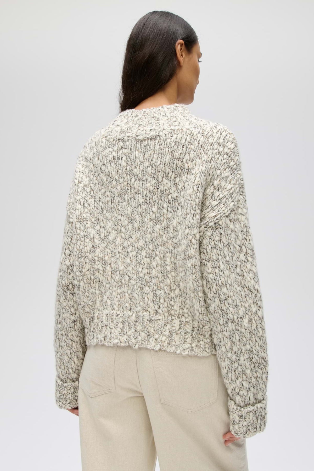 Lichte crème trui van Opus met zachte stof en ronde hals, draagbaar als casual kleding, op een witte achtergrond.