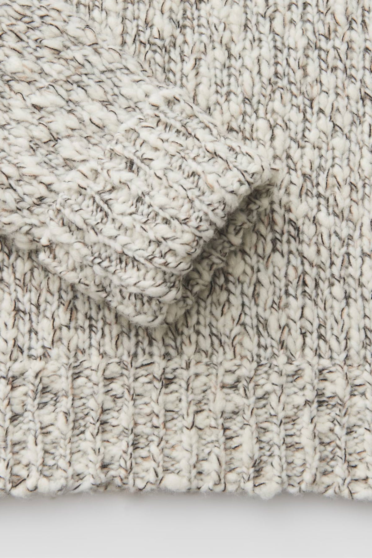 Lichte crèmekleurige Opus Pello Soft trui met ronde hals en lange mouwen, gedragen door een model op een neutrale achtergrond.