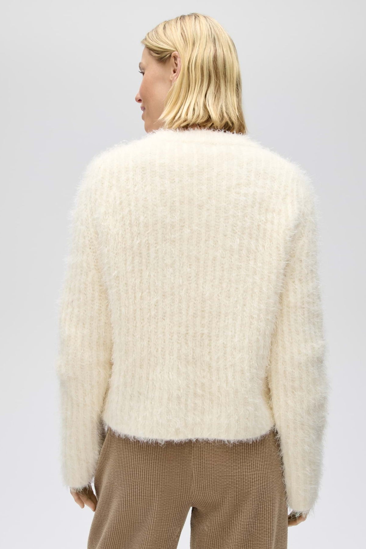 Lichte crèmekleurige trui van Opus, Pontes Soft, met comfortabele pasvorm en zachte stof, gedragen door een model.