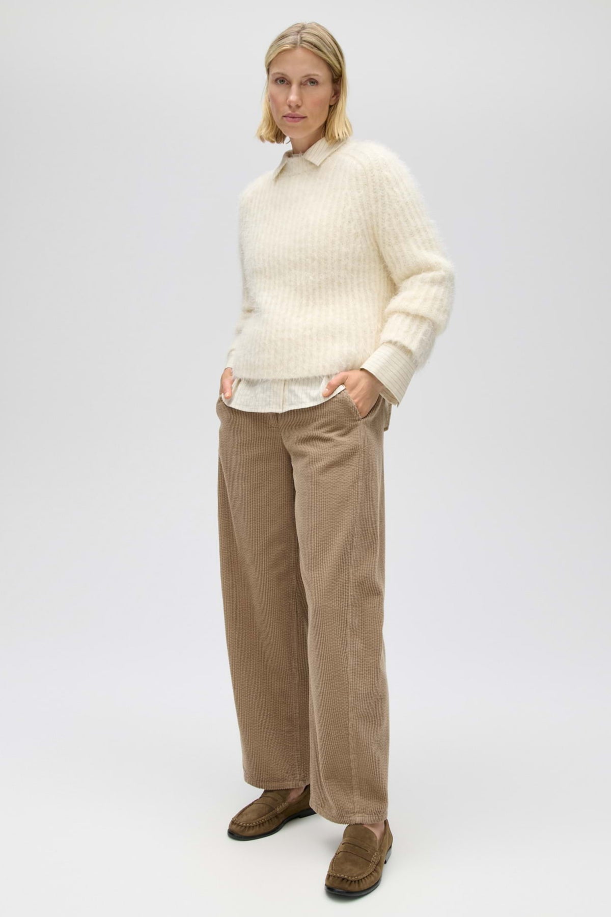 Lichte crème kleurige trui van Opus, Pontes Soft, met zachte stof en casual pasvorm, gedragen door een model.