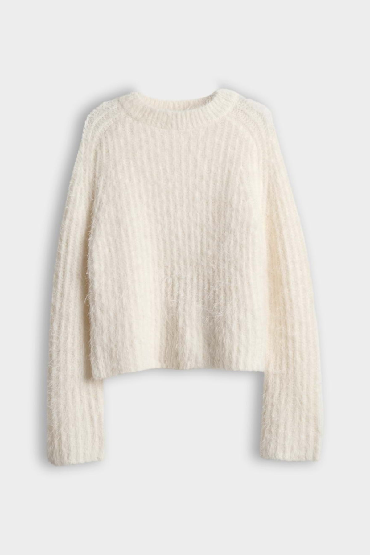 Lichtbeige trui van Opus met zachte structuur, gedragen door een persoon, geschikt voor casual en comfortabele outfits.