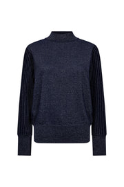 Navy blauwe trui Fqbisolo van Freequent, getoond op een model, met ronde hals en zachte stof.