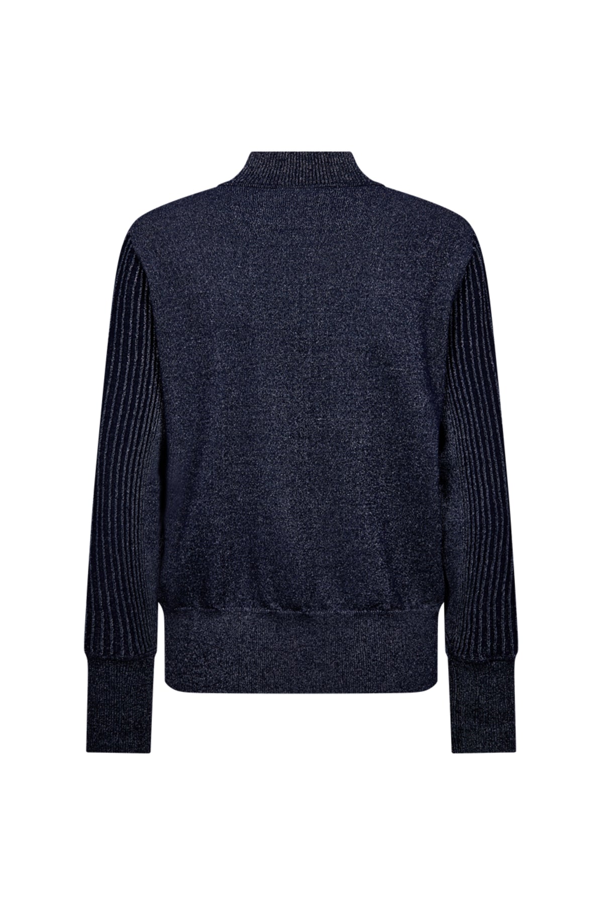 Donkerblauwe freequent Fqbisolo trui met ronde hals en lange mouwen, gedragen door een model.