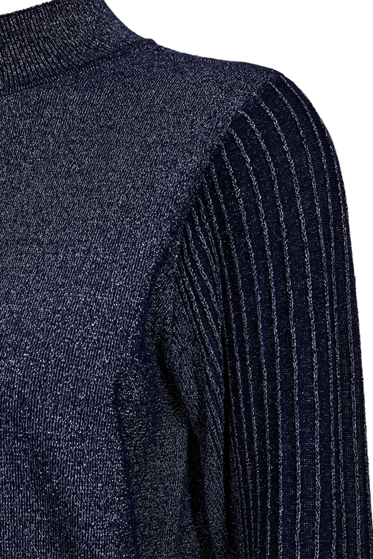 Navyblauwe trui van Freequent, Fqbisolo model, met ronde hals en zachte stof, gedragen door een model.