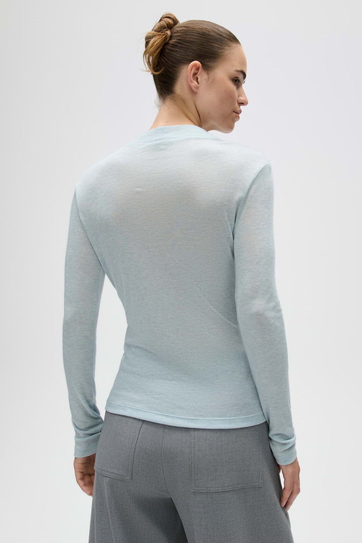 Opus Top Sewolli Dusty Aqua met ronde hals en korte mouwen, gedragen door een model, op een witte achtergrond.