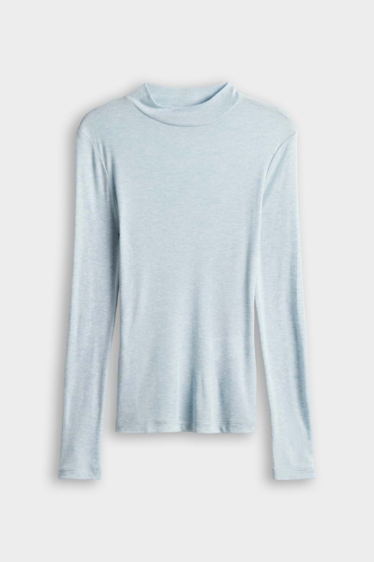 Zacht blauw Top Sewolli Dusty Aqua van Opus met ronde hals en korte mouwen, gedragen door een model.
