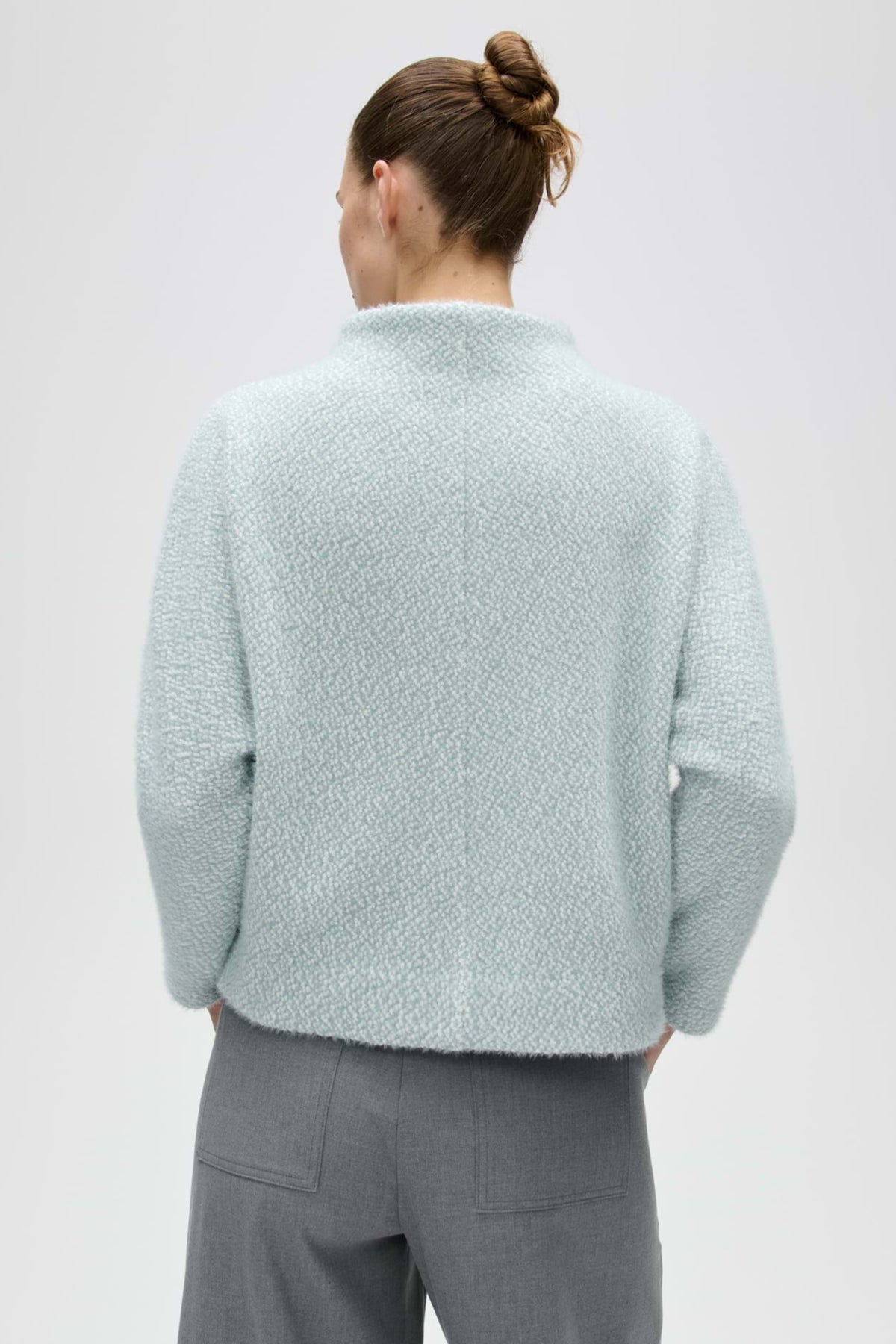 Lichte dusty aqua trui van Opus met zachte stof en ronde hals, gedragen door een model.
