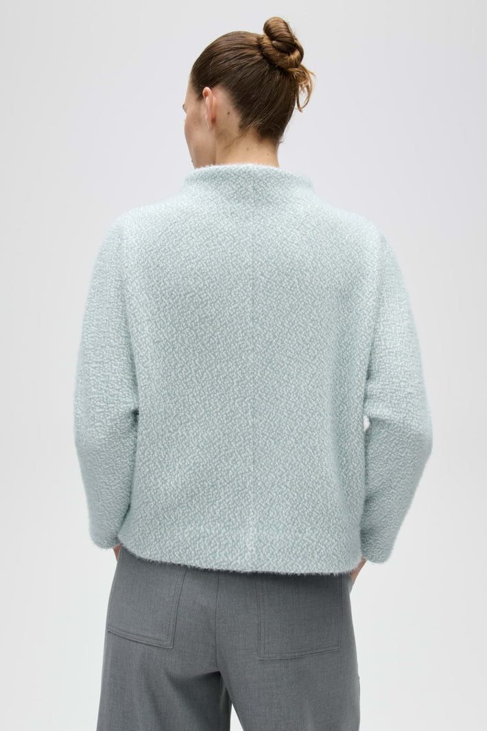 Lichte dusty aqua trui van Opus met zachte stof en ronde hals, gedragen door een model.