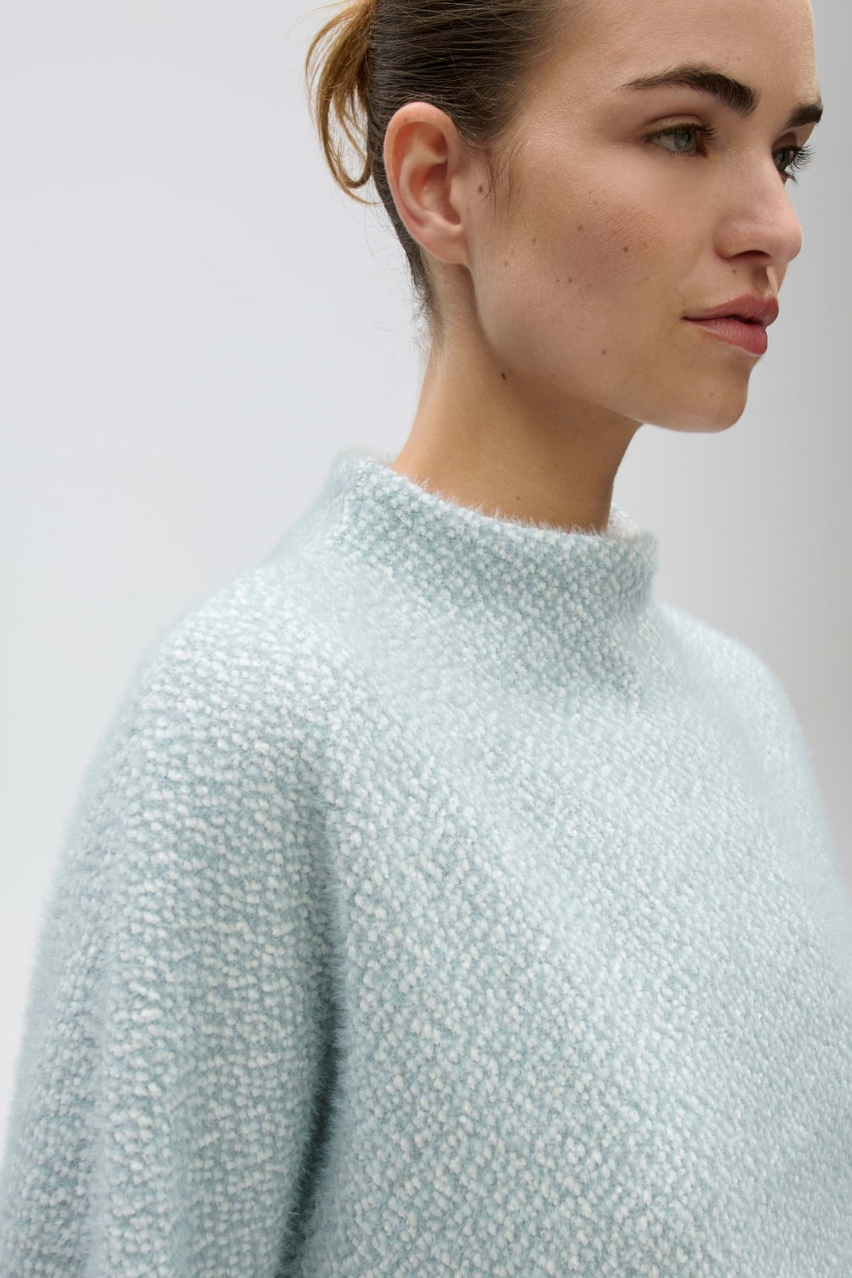 Lichtblauwe Opus Trui Genuri Dusty Aqua gedragen door een model, zachte stof en casual stijl zichtbaar in de afbeelding.