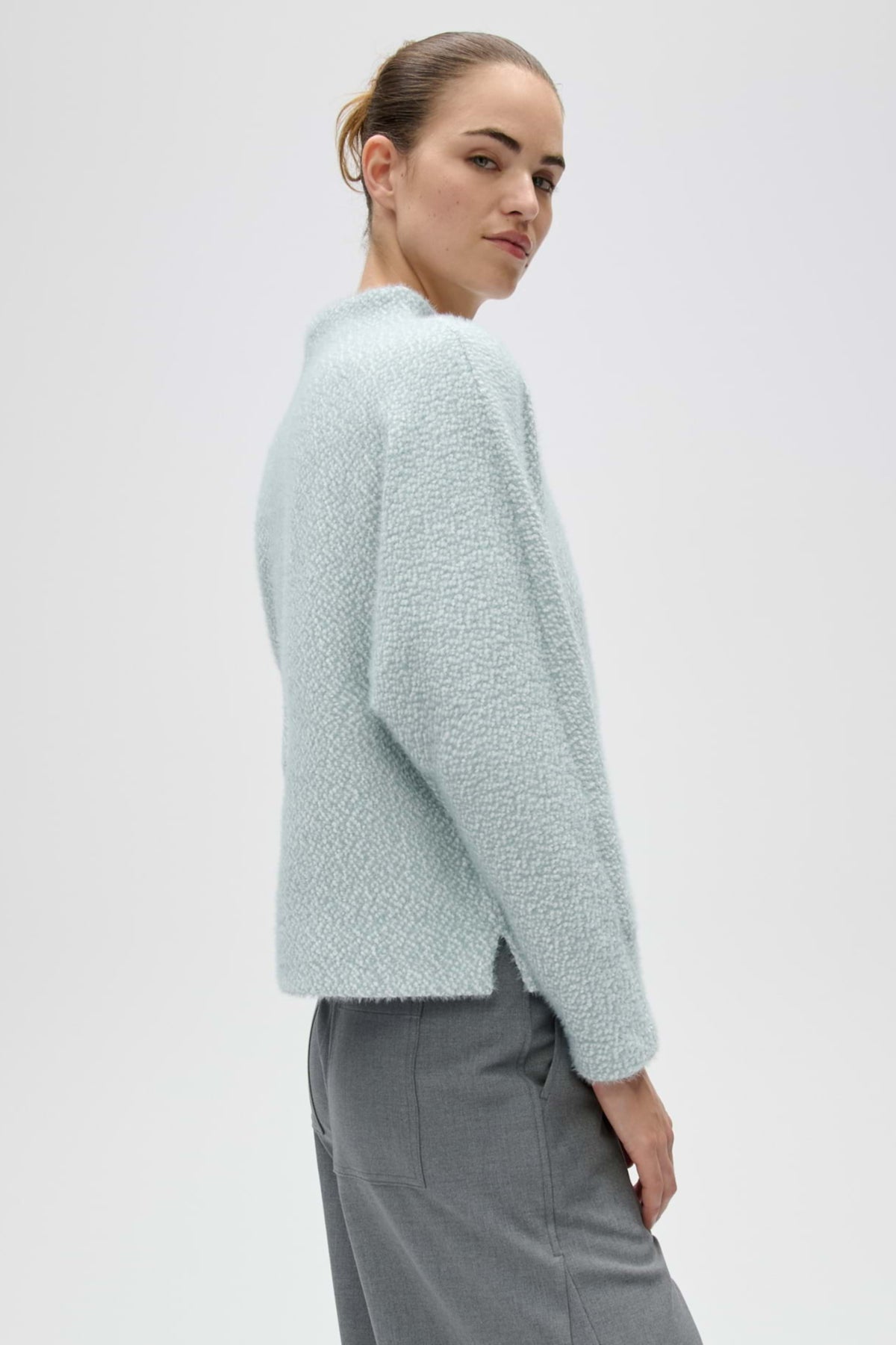 Donkerblauwe Opus Trui Genuri Dusty Aqua met ronde hals en lange mouwen, comfortabel en stijlvol voor dames.