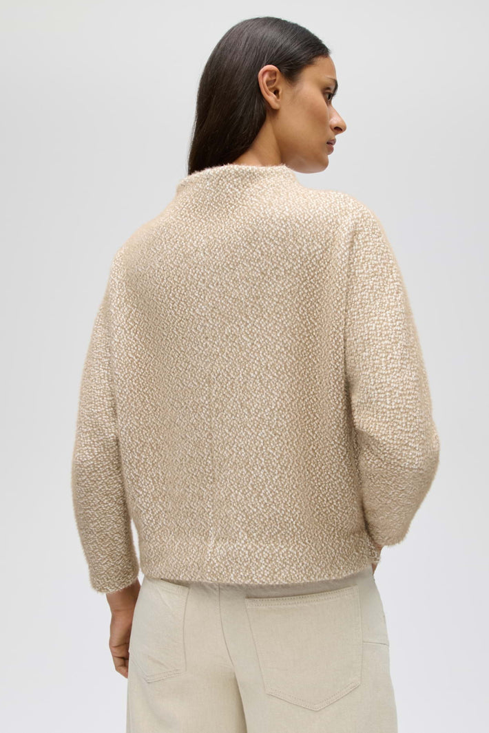 Opus Trui Genuri Light Mocca, zachte gebreide trui met ronde hals en lange mouwen, gedragen door een model.