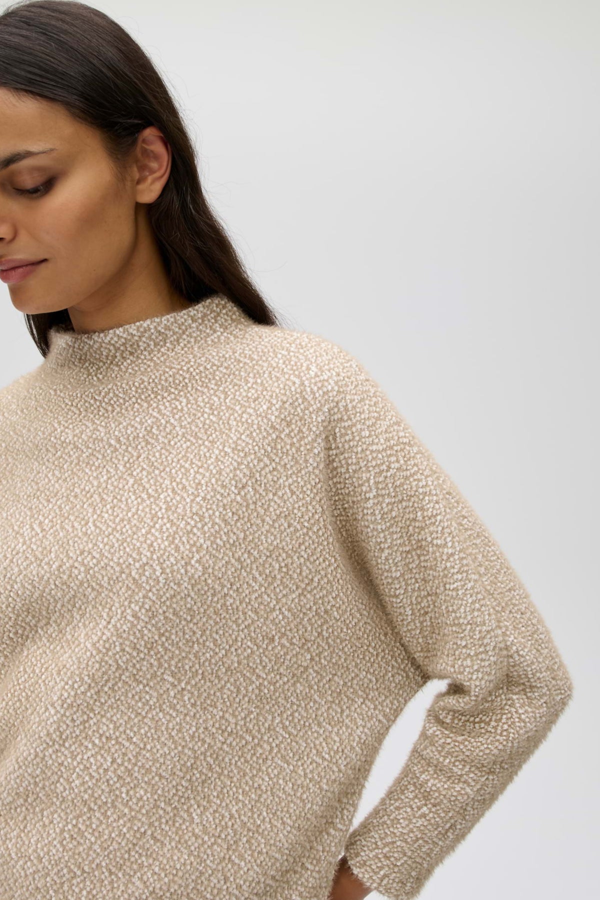 Damestrui Opus Genuri Light Mocca van zachte stof, getailleerd model met ronde hals en lange mouwen.