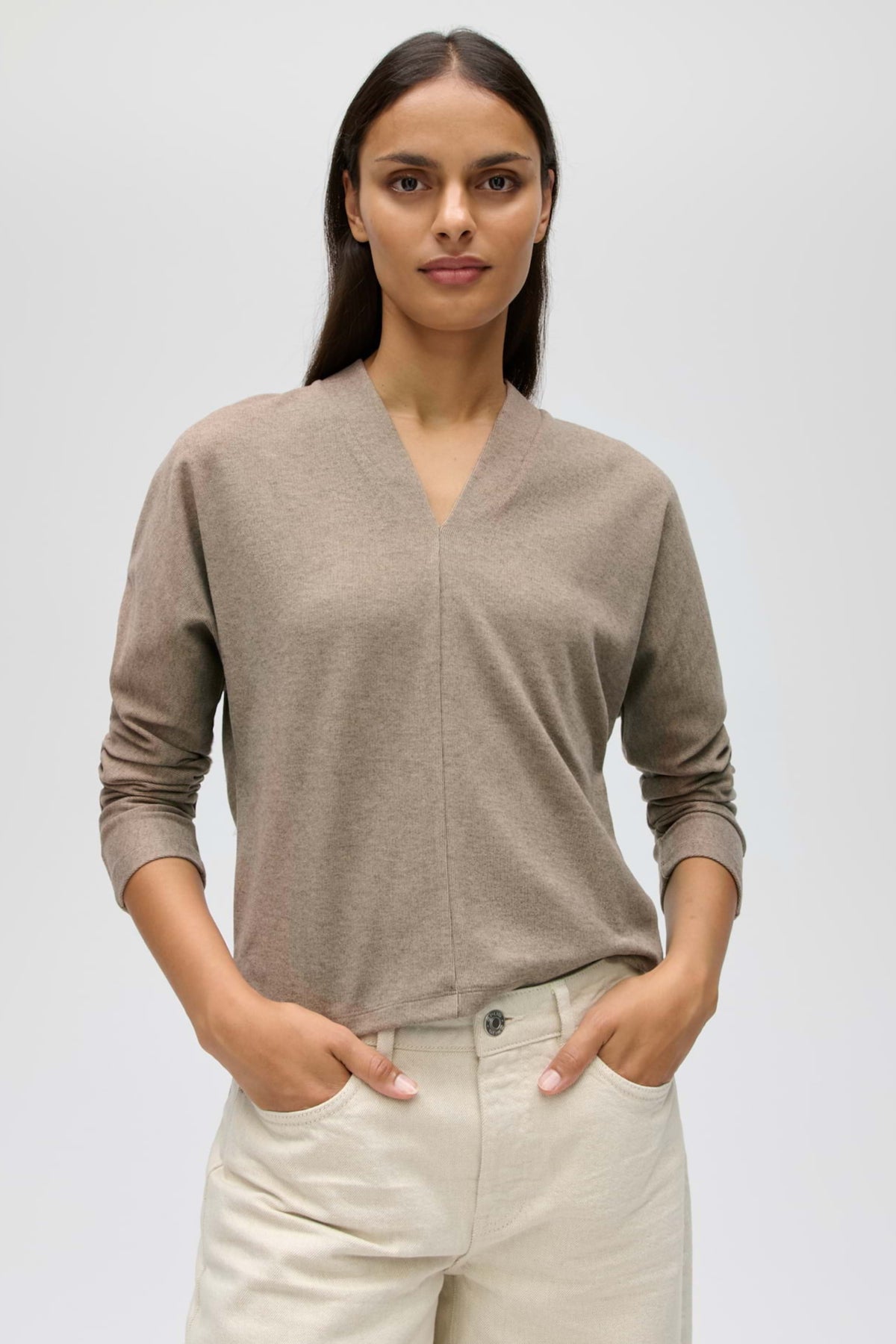 Lichte mocca top van Opus met ronde hals en korte mouwen, gedragen door een model op een witte achtergrond.