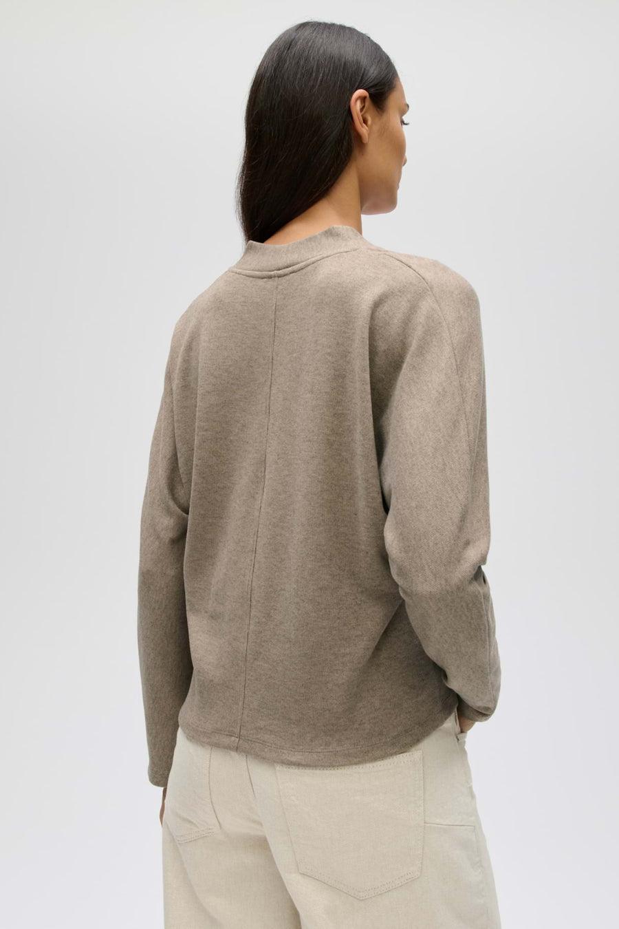 Lichte mocca top van Opus, Sadosa-stijl, met zachte textuur en modieus ontwerp, zichtbaar op de afbeelding.