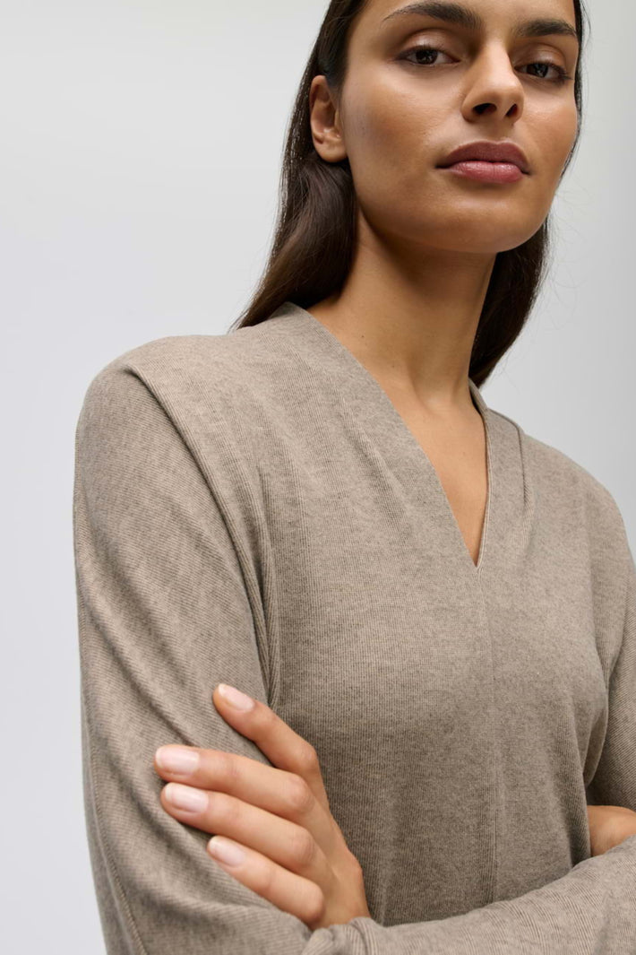Opus Top Sadosa Light Mocca, stijlvolle dames top met lichte mocca kleur en comfortabele pasvorm, zichtbaar op de afbeelding.