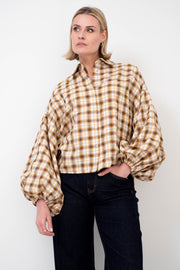 Blouse Zarsa Check van Maicazz & Zizo, witte en zwarte geruite blouse met lange mouwen en knoopsluiting.