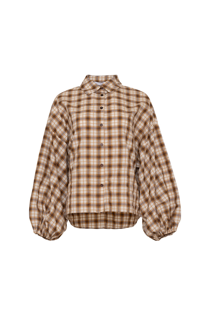 Zarsa Check blouse van Maicazz & Zizo, wit met zwarte ruitpatroon, lange mouwen en knoopsluiting, gedragen door model