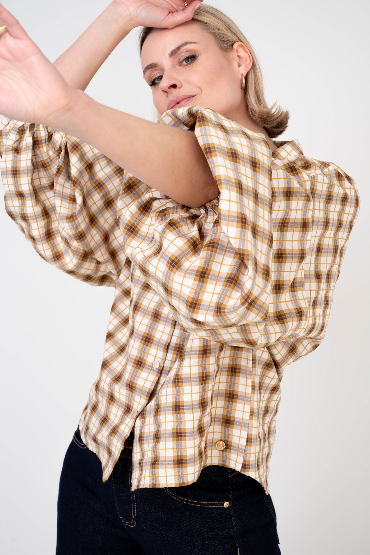 Blouse Zarsa Check van Maicazz & Zizo, met rood-wit geruite print, lange mouwen en ronde hals, gedragen door een model.