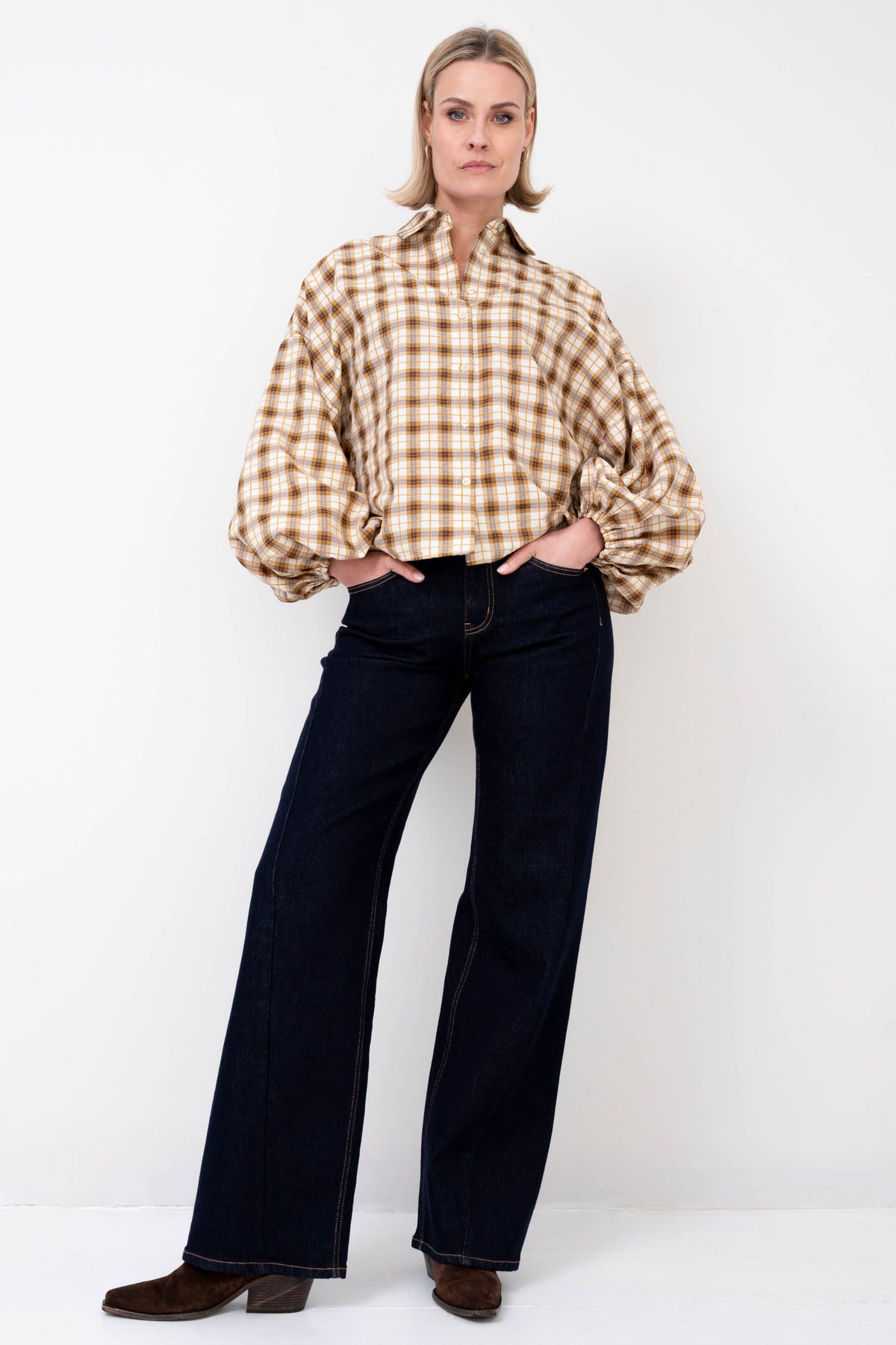Blouse Zarsa Check van Maicazz & Zizo met rood en zwart geruit patroon, korte mouwen en losse pasvorm.