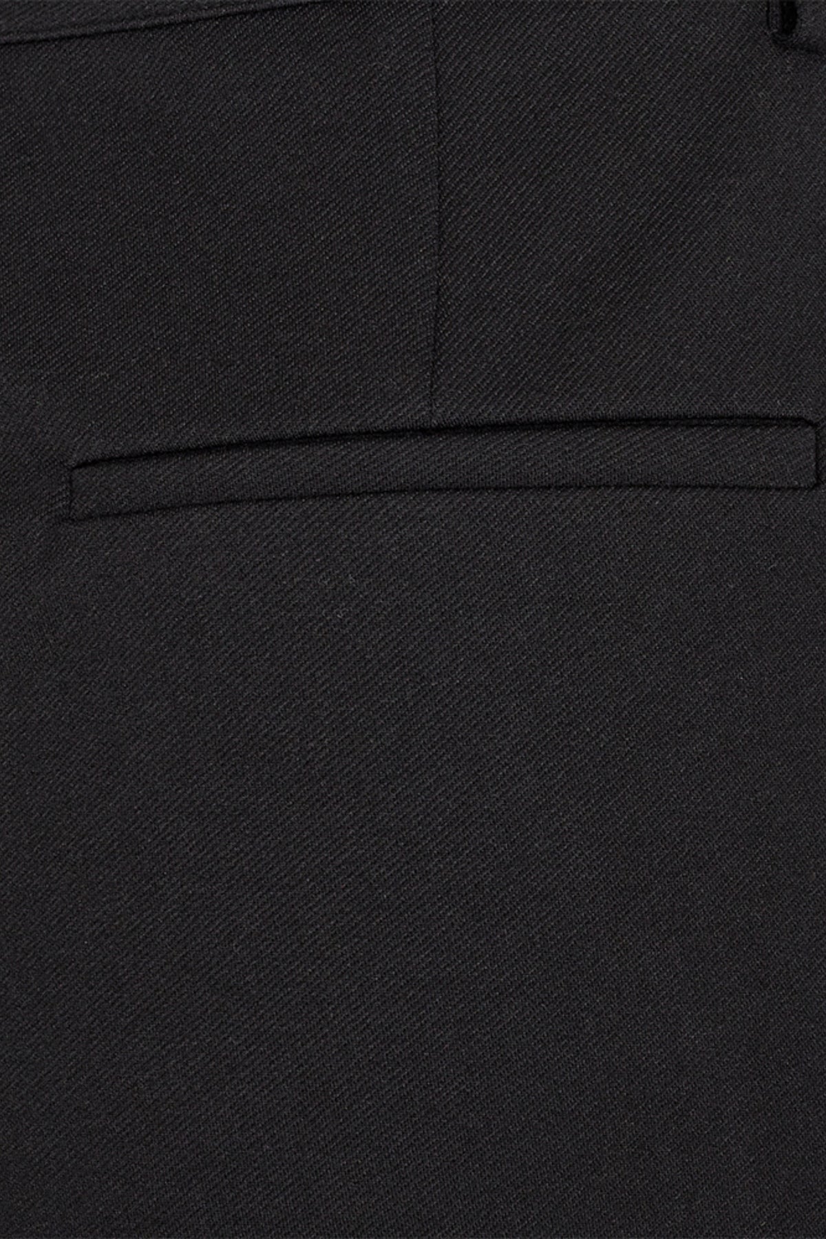 Zwarte Freequent Fqnanni broek met rechte pasvorm en elastische taille, gedragen door een model.