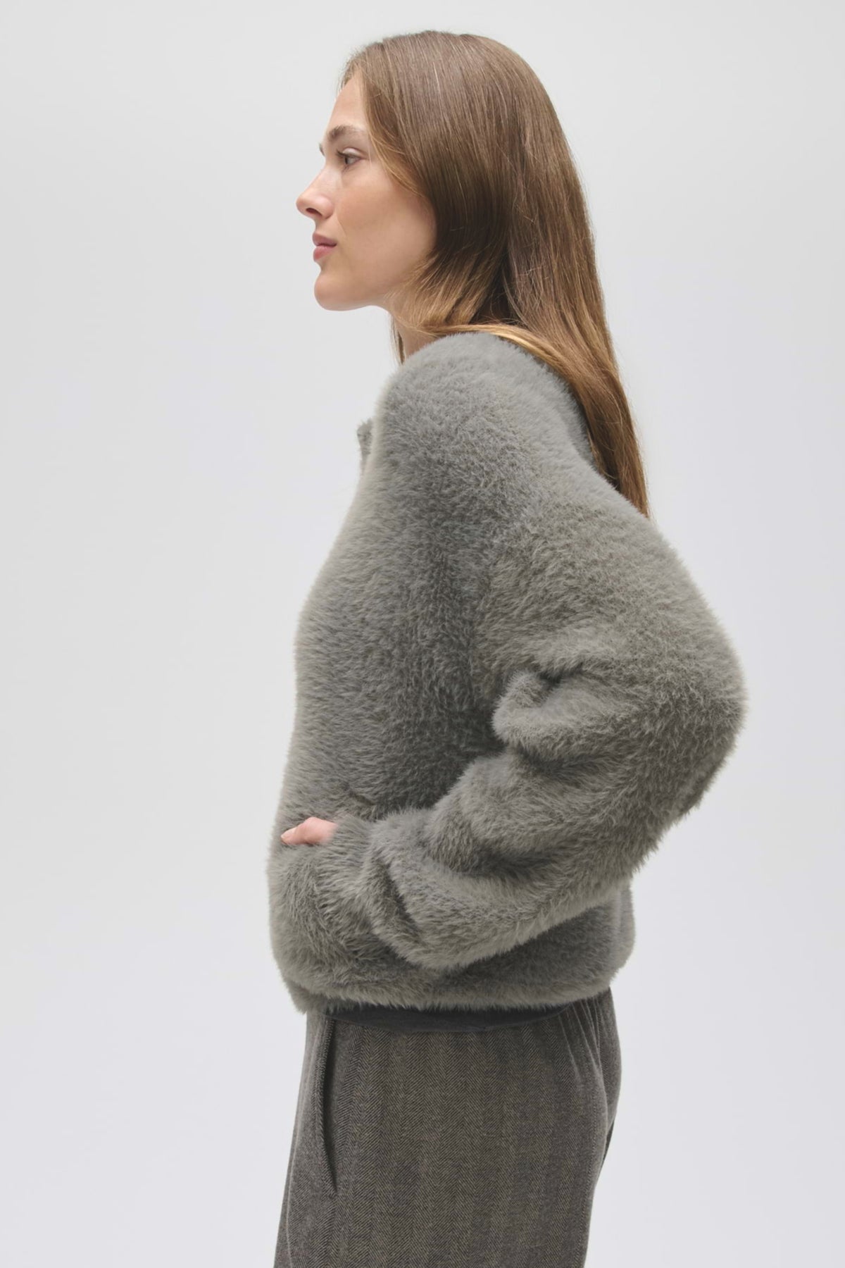 Dores Warm Greige vest van Opus, zachte en comfortabele damesvest met warme uitstraling, model ligt op een witte achtergrond.