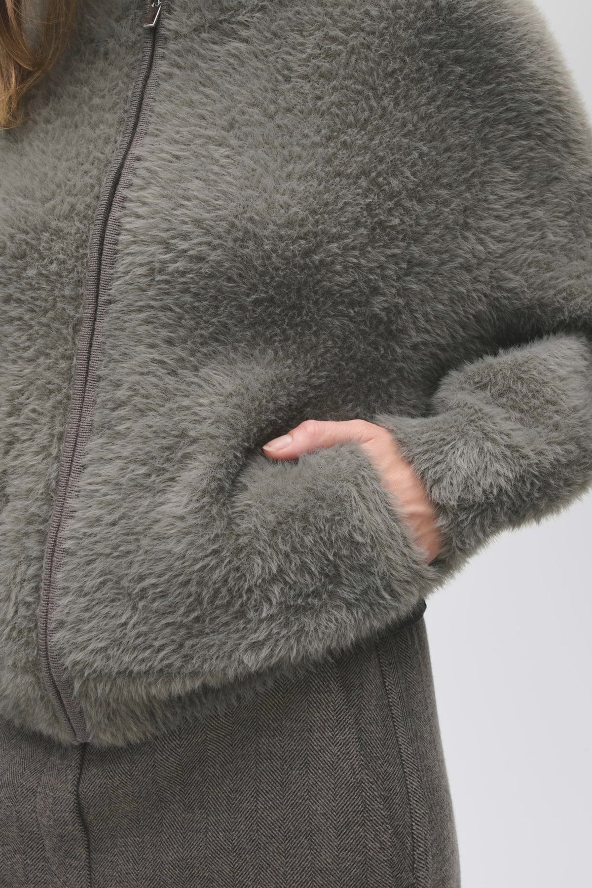 Dores warme greige vest van Opus, gemêleerde brei met lange mouwen en comfortabele pasvorm, voor dames.