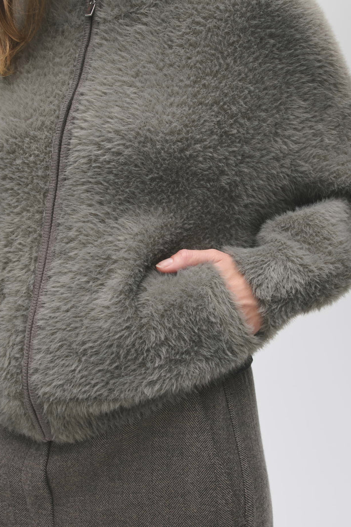Dores warme greige vest van Opus, gemêleerde brei met lange mouwen en comfortabele pasvorm, voor dames.