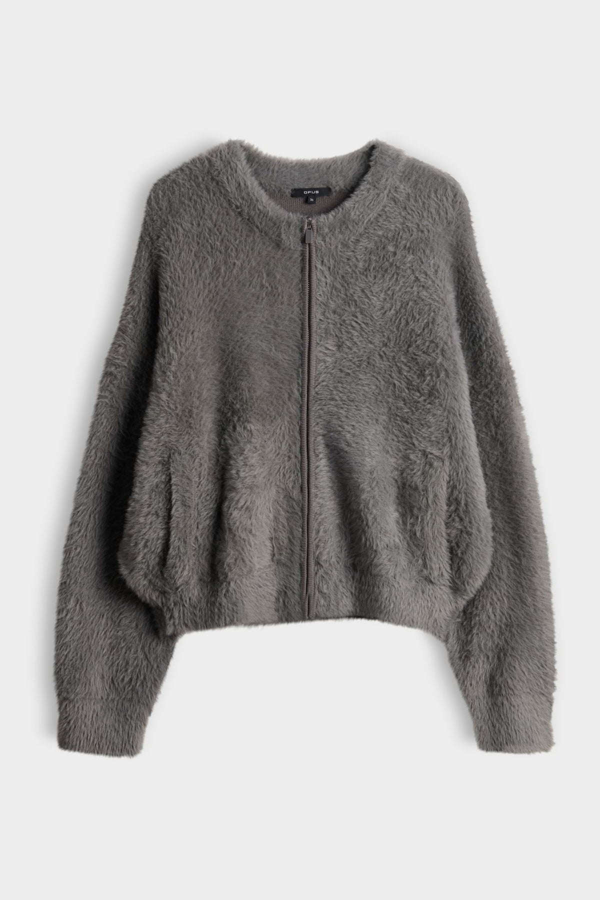 Dores Warm Greige vest van Opus, comfortabel en stijlvol, zichtbaar op de afbeelding in een neutrale greige kleur.