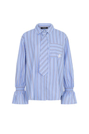 Blouse Talya Tie in blauw van Ibana, elegante kantoorblouse met strikdetails en zachte stof, gedragen door een model.