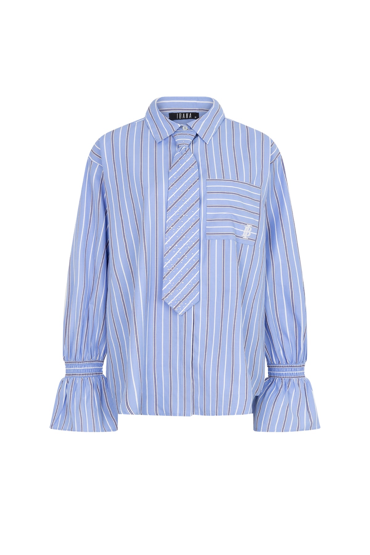 Blouse Talya Tie in blauw van Ibana, elegante kantoorblouse met strikdetails en zachte stof, gedragen door een model.