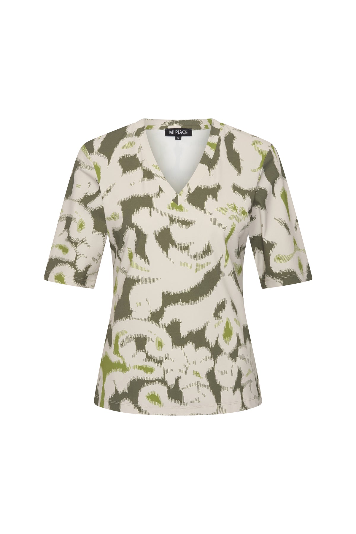 Mi Piace Travel Top met Ikat Ornaments print in olijfgroen, voorkant afbeelding van de stijlvolle blouse.