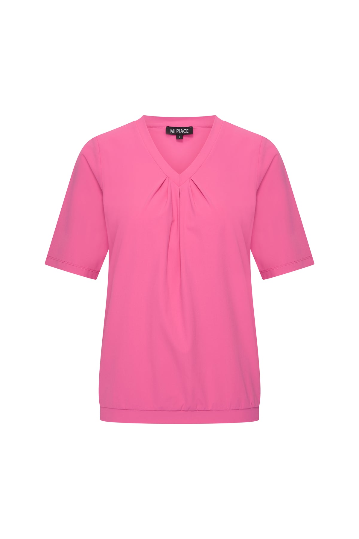 Vrouw draagt de roze travel top met plooien van Mi Piace, zicht vanaf de voorkant, elegant en casual stijl.