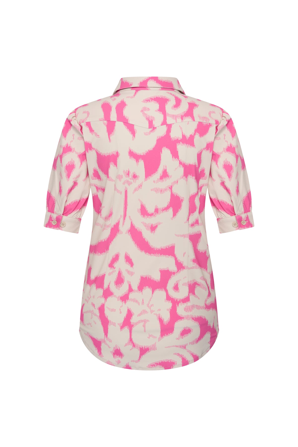 Zwarte reisblouse van Mi Piace met puffmouwen en Ikat-ornamentenprint met rozenmotief, zichtbaar op de afbeelding.