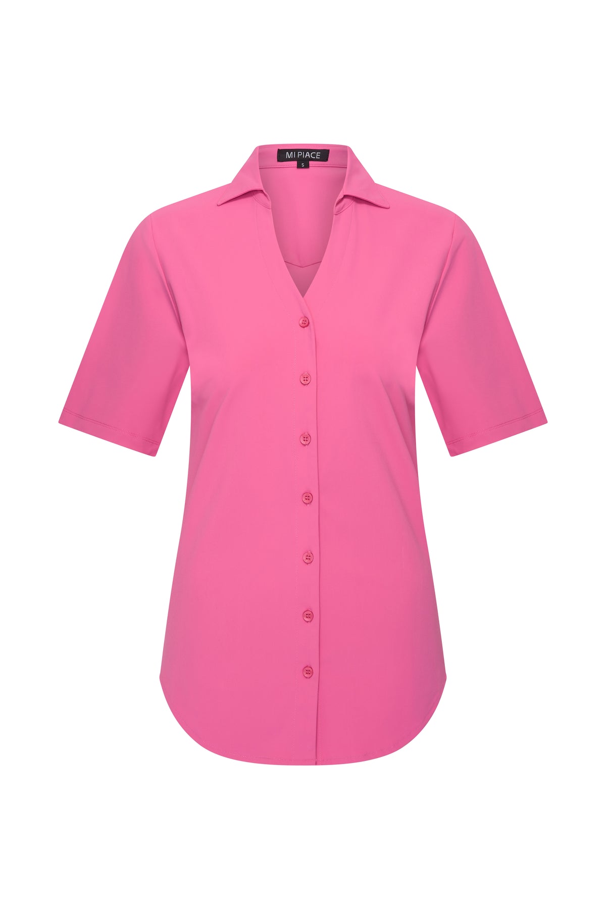 Roze reisblouse van Mi Piace met ronde hals en korte mouwen, gedragen door een model, voor stijlvolle reizen en casual gelegenheden.