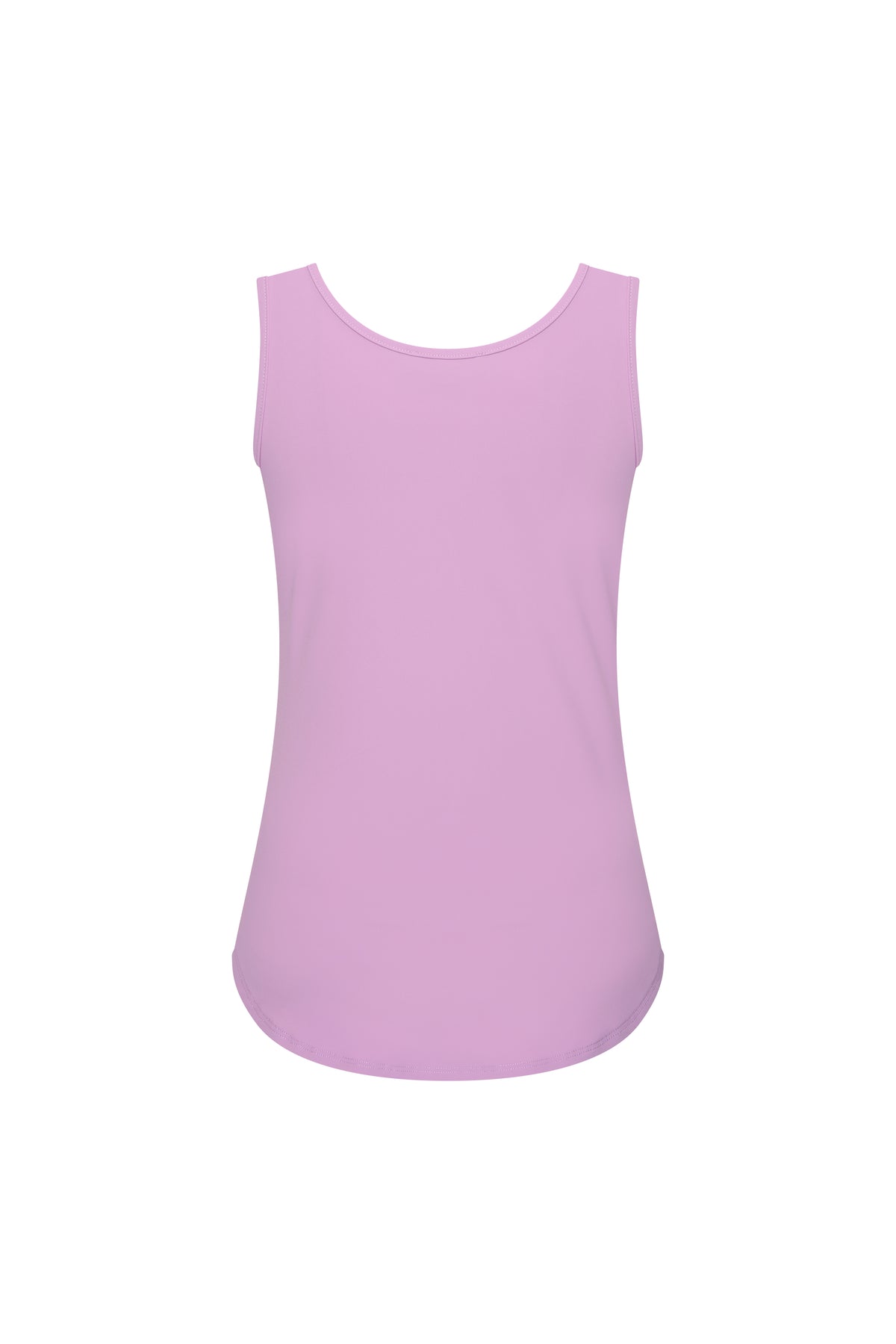 Milky Lilac travel top van Mi Piace, getailleerd en comfortabel, getoond van achterkant op RealizeMode13 achtergrond