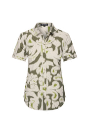 Lichte reisblouse van Mi Piace met olijfgroene Ikat-print, voor dames, getoond van de voorkant.