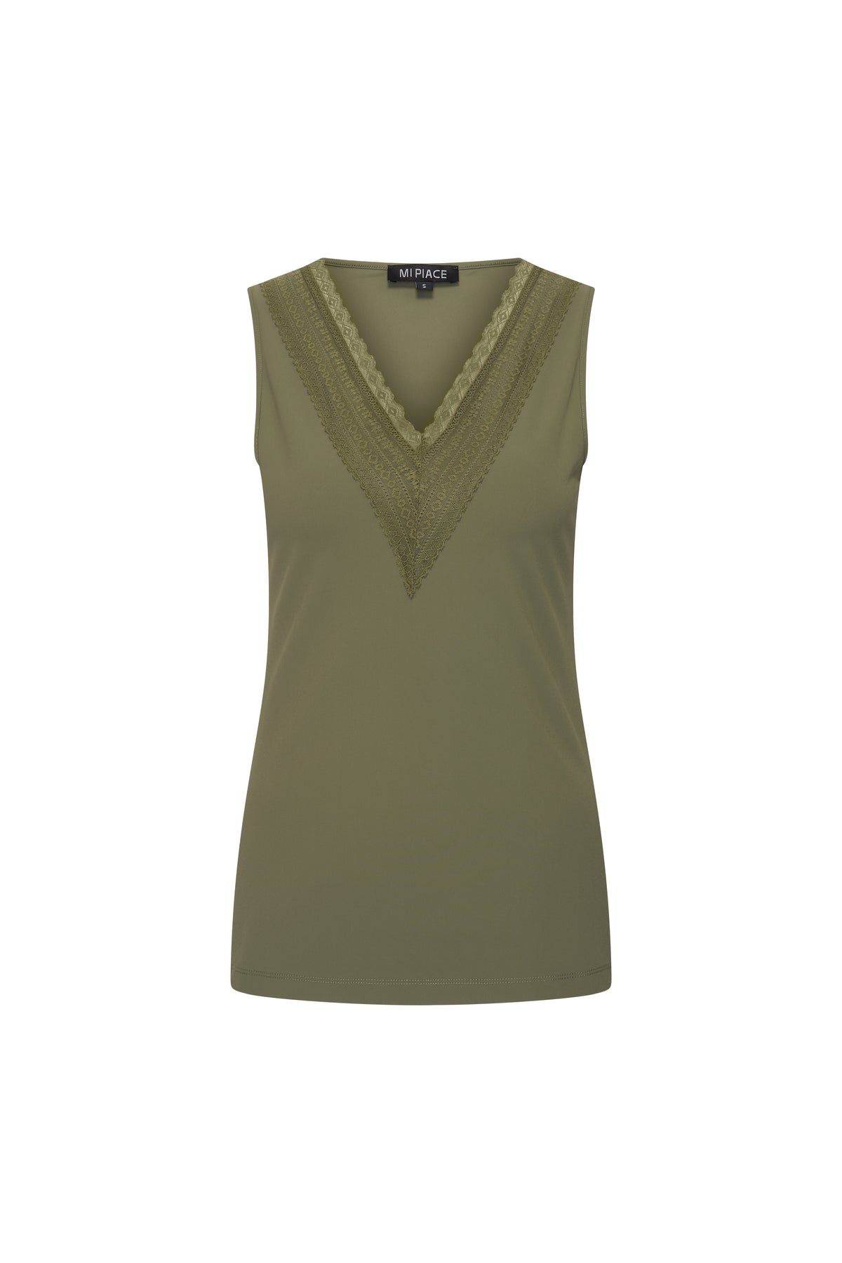 Mi Piace Travel Top Lace Olive, vooraanzicht van een elegant, groen kanten top met comfortabele pasvorm.