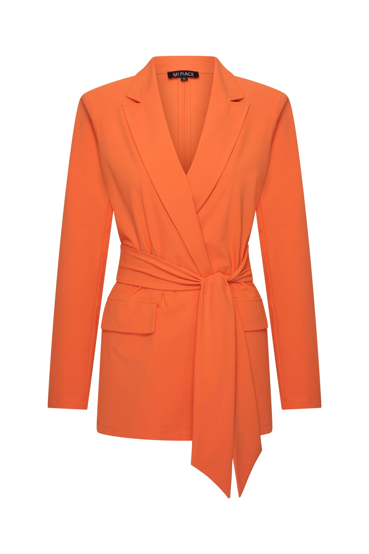 Lichtoranje reisblazer met ceintuur van Mi Piace, getoond van de voorkant, geschikt voor zakelijk en casual gebruik.