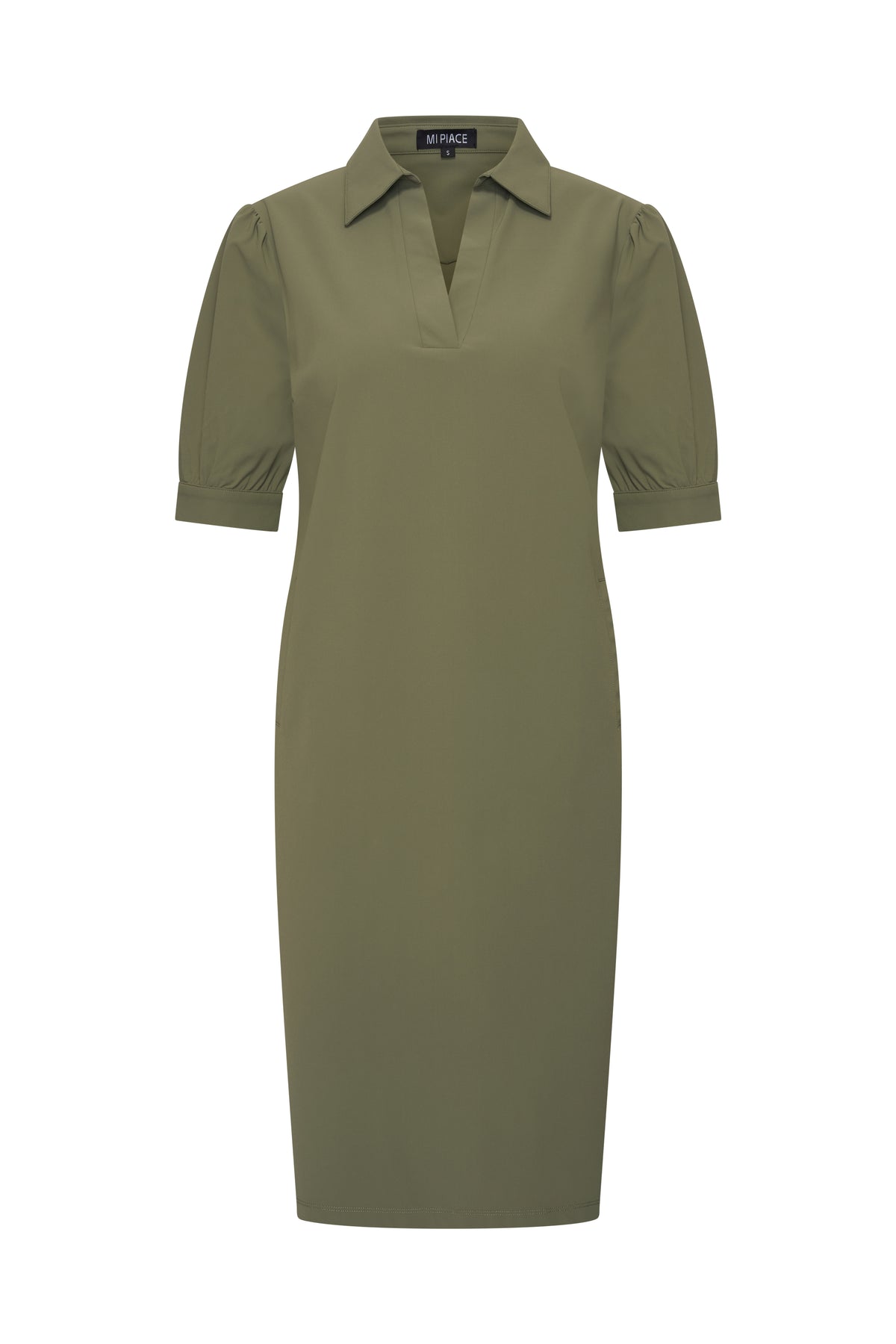 Olijfgroene polo travel jurk van Mi Piace, getoond vanaf de voorkant, met een comfortabele, casual pasvorm en stijlvolle details.