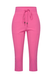 Zwarte reisbroek Capri van Mi Piace, getoond van de voorkant, met een casual en comfortabele pasvorm.