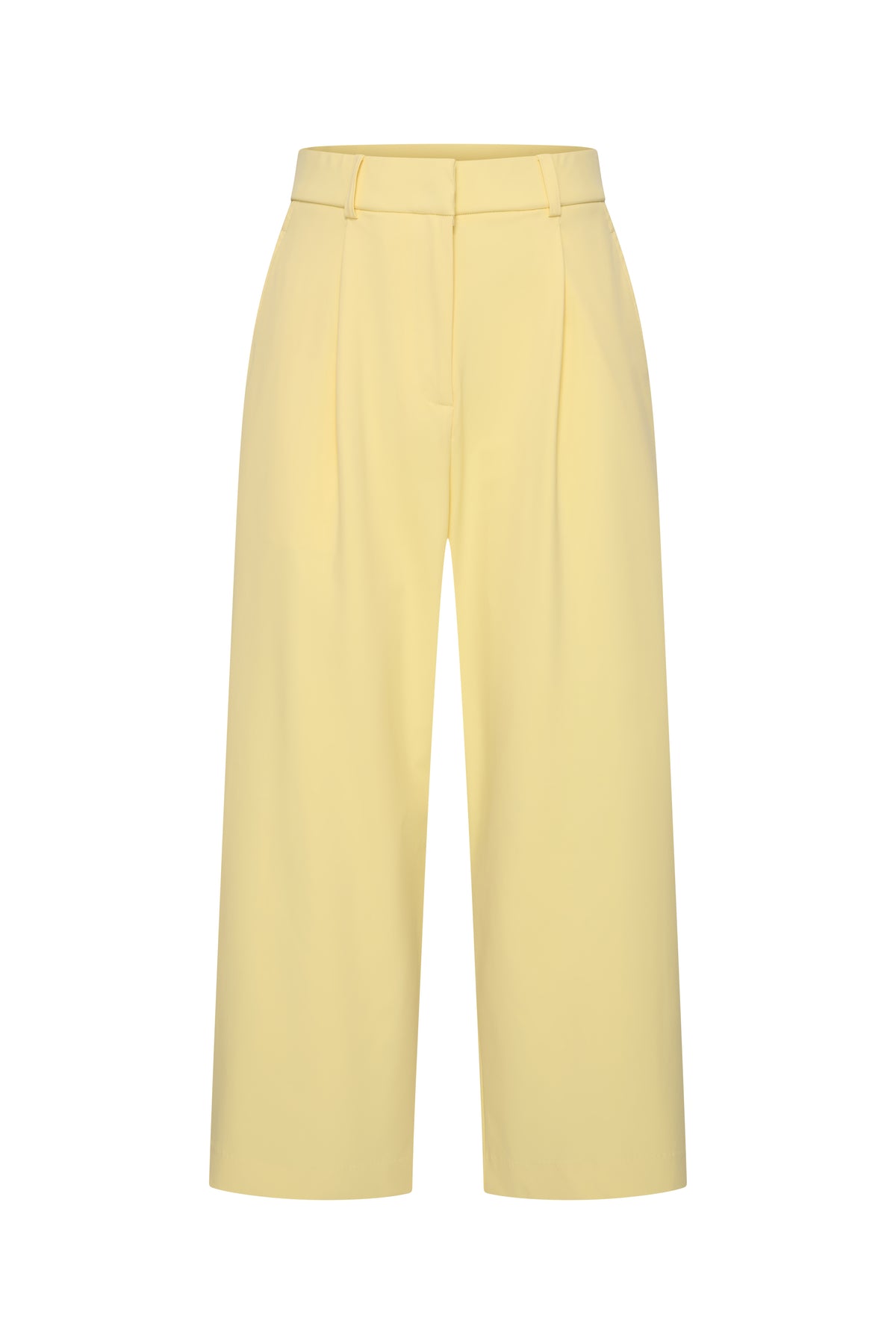 Lichte gele travel culotte van Mi Piace met plooien en losse pasvorm, getoond vanuit de voorkant.