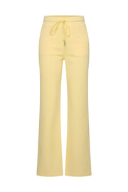 Lichte gele sweatbroek van Mi Piace met elastische taille en casual pasvorm, zicht van de voorkant op RealizeMode357.