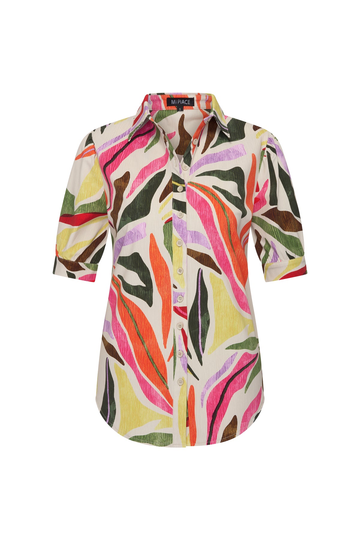 Luchtige zomerblouse van Mi Piace met bladprint en pufmouwen, geschikt voor reizen en lichte zomerdagen.