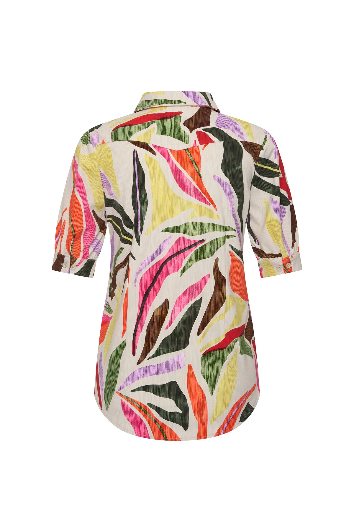Blouse van Mi Piace met bloemendessin en pofmouwen, zomerprint met bladeren, gedragen door een model, achterkant zichtbaar.