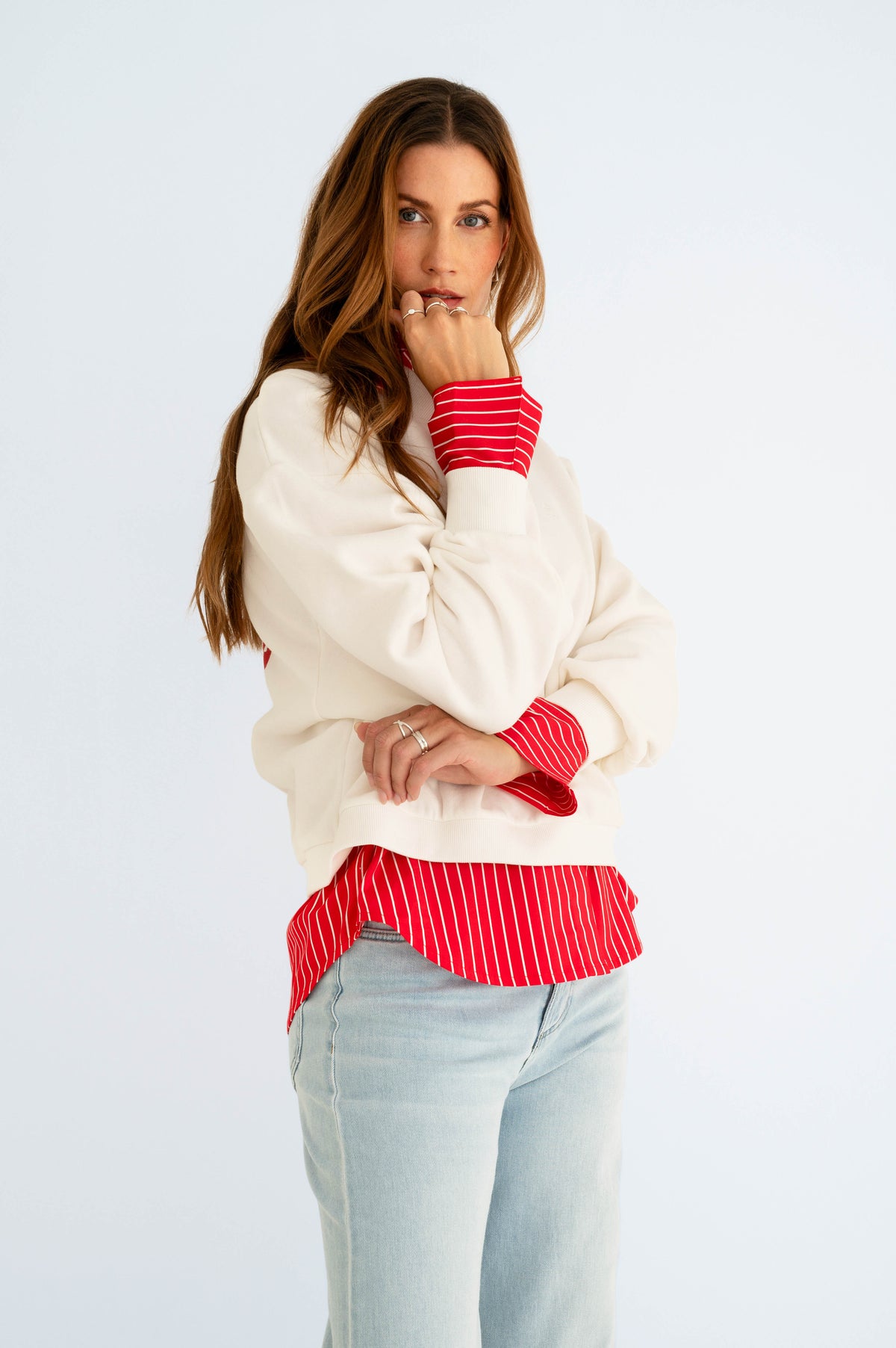 Offwhite Maicazz & Zizo Sweater Sarai met zachte stof en ronde hals, gedragen door een model.