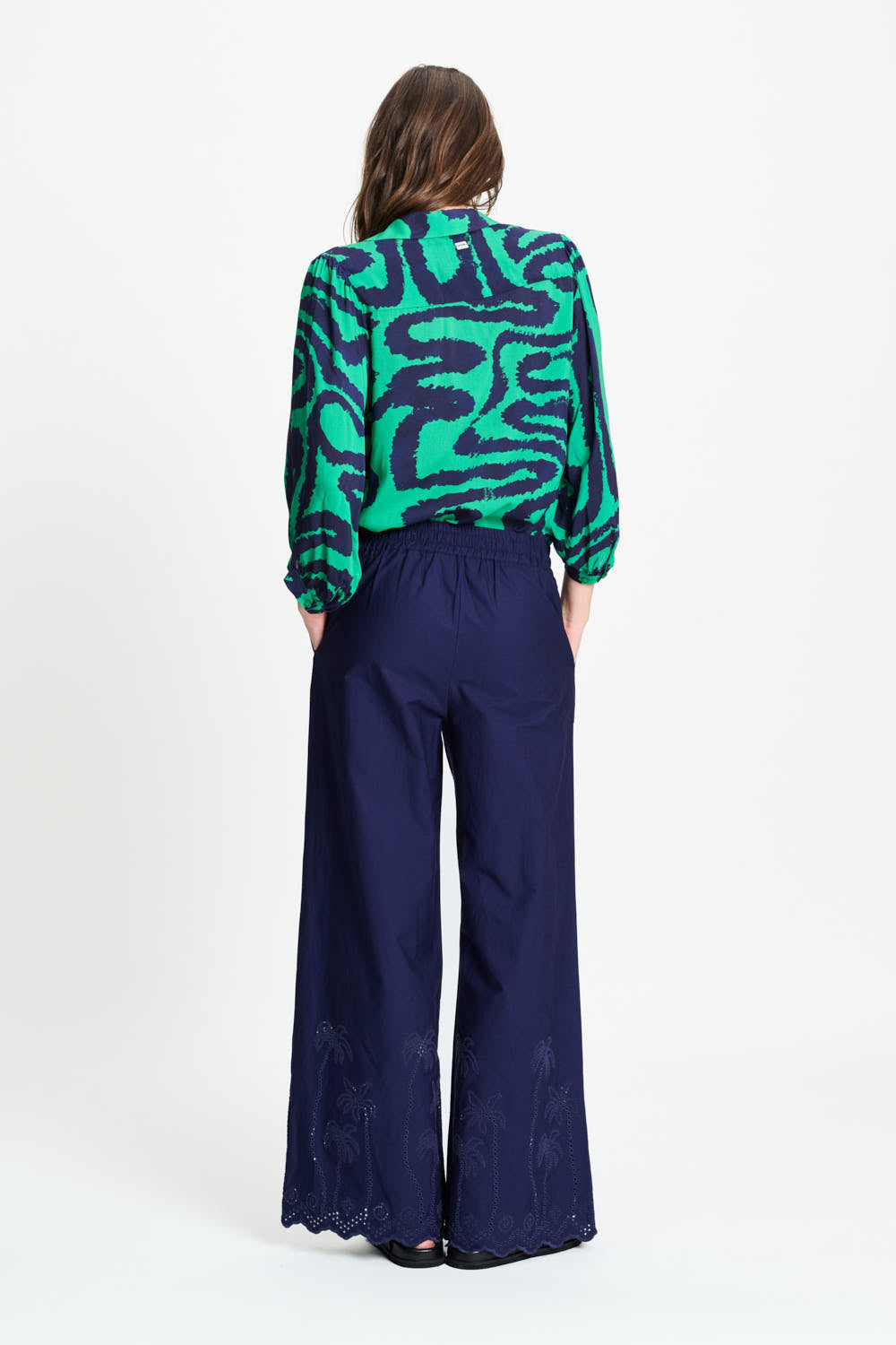 Groene en multi-kleur blouse Waves van POM Amsterdam met golvende patronen, getoond in close-up foto.