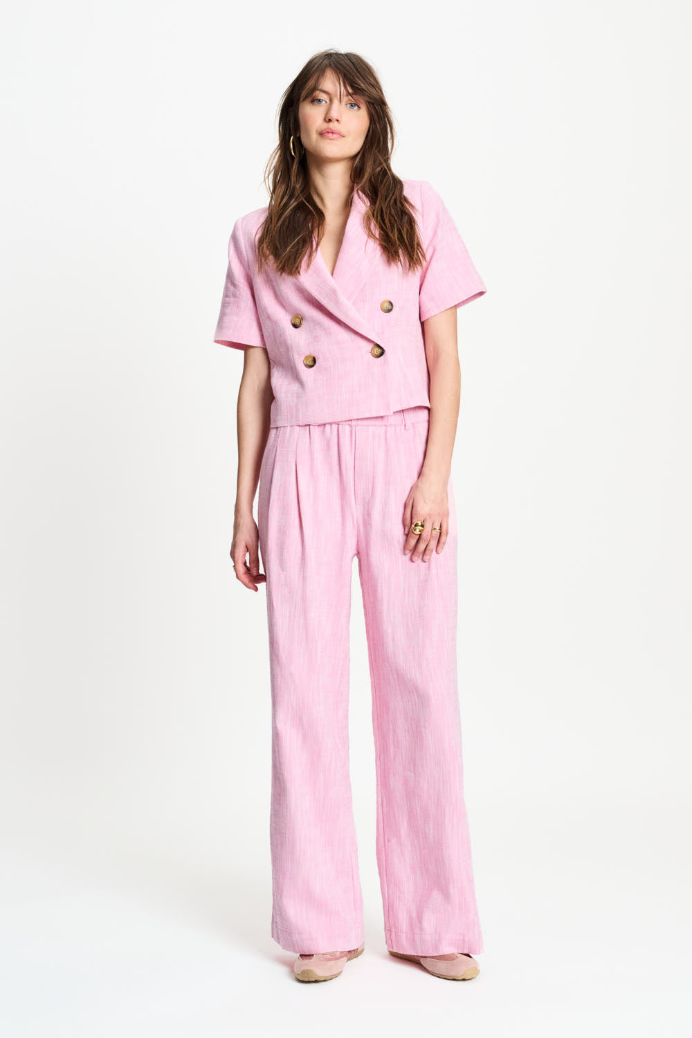 Lichtroze blazer van POM Amsterdam, Shell Pink SP9571, met stijlvolle pasvorm en knoopsluiting, gedragen door model.